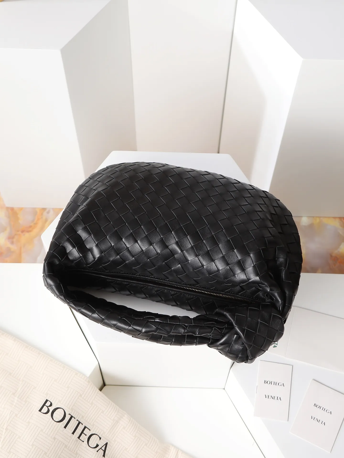 1100. 🌟𝐁𝐨𝐭𝐭𝐞𝐠𝐚 𝐕𝐞𝐧𝐞𝐭𝐚 ——— jodie (medium size) The medium size is very attractive in real life. It is firm and sturdy in the hand. The first impression is that it is particularly durable👍 You can see the well-designed knot on the handle. When carrying it on the shoulder, pay attention to the knot being placed directly under the hand. In this way, it can not only fix the position of the handbag, but also prevent the handbag from slipping due to long walks. It can easily accommodate a variety of cosmetics. In one word, it is "very easy to hold". Style number: 690225 Size: 36✖️21✖️13
